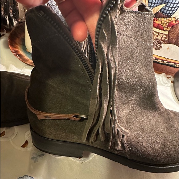Suede Vera Gomma ankle boots with side zippers and frills - Picture 8 of 10